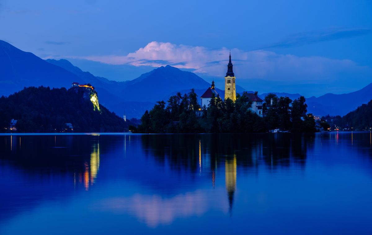 Bled | Nemški in pozneje tudi italijanski pritisk sta bila glavna razloga, da se je slovenska politika odločila za jugoslovansko državo. V tej državi pa smo se morali Slovenci soočati s srbskimi in hrvaškimi nacionalnimi zahtevami. Številni Srbi so tako jugoslovansko državo videli le kot razširjeno Srbijo, številni Hrvati pa so želeli ali neodvisno Hrvaško ali pa dualistično jugoslovansko državo, v kateri bi Hrvaški pripadal tudi vsaj del slovenskega ozemlja. | Foto Guliverimage