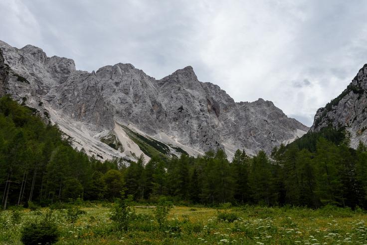 Pravi amfiteater gora v krnici na Okrešlju. Naravnost so Rinke. Od tu krenemo po markirani poti v levo. | Foto: Matej Podgoršek