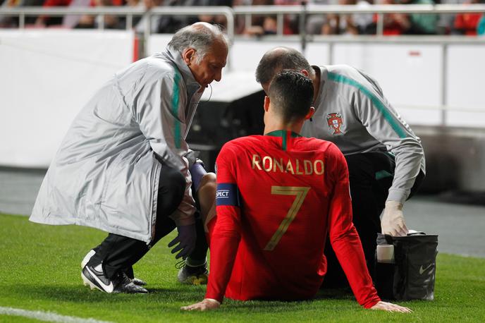 Cristiano Ronaldo | Cristiano Ronaldo si je na tekmi proti Srbiji poškodoval stegensko mišico. | Foto Reuters