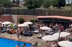 Incident zaradi ležalnika: moški udaril 13-letnico in ji zlomil nos #video