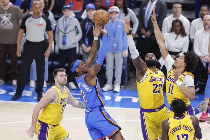 Shai Gilgeous-Alexander je z 42 točkami upravičil sloves najboljšega strelca v ligi NBA v tej sezoni. V vsakem polčasu je dosegel 21 točk. | Foto: Reuters