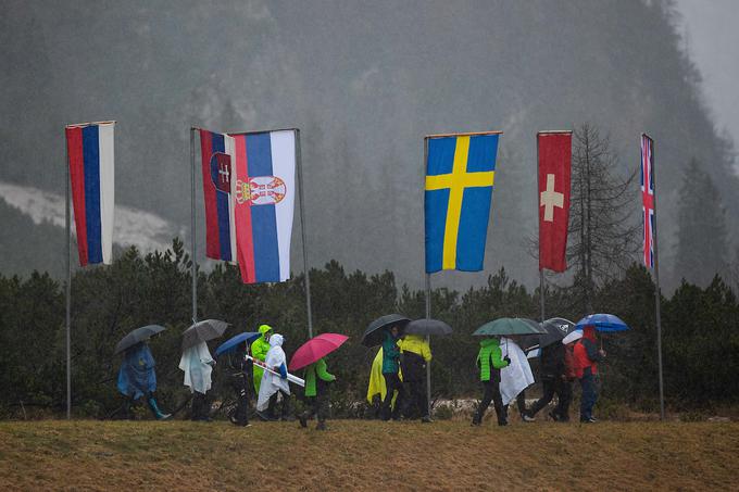 Kljub slabemu vremenu se je zbralo nekaj navijačev. | Foto: Grega Valančič/Sportida