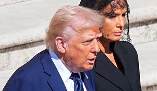 Melania Trump pritegnila pozornost na pogrebu papeža #video