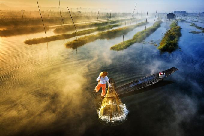 Zmagovalka v kategoriji pokrajin (profesionalni fotografi) je fotografija ribiča na mjanmarskem jezeru Inle, ki jo je posnel mjanmarski fotograf Zay Yar Lin. | Foto: Cover Images