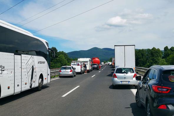 Tri nesreče na avtocesti med Vrhniko in Brezovico