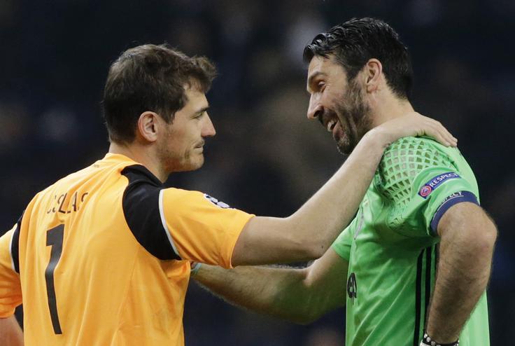 Legendarni vratar Reala Iker Casillas, ki je Madrid zapustil leta 2015 in odšel k Portu, ima v primerjavi z italijansko legendo kar tri lovorike v ligi prvakov. | Foto: Reuters