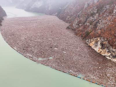 Šokatni prizori iz BiH: v reki kosi pohištva, gospodinjski aparati in poginule živali #foto #video