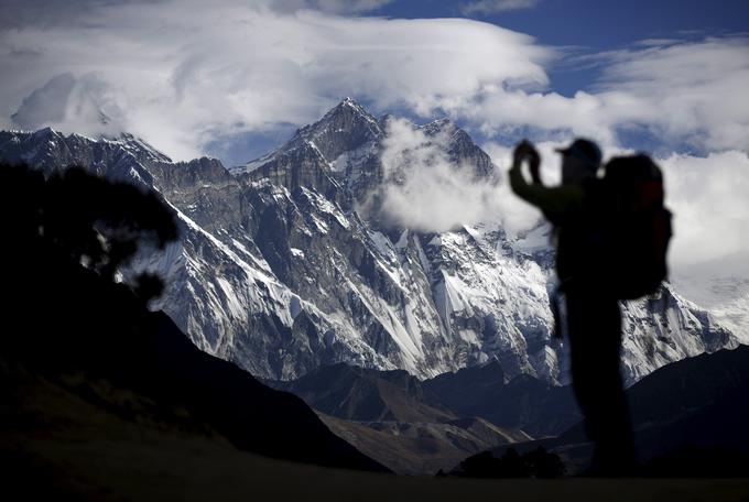 Do sredine maja letos je vrh Everesta osvojilo že 400 planincev, dva, Makedonec in Japonec, pa sta med podvigom umrla. Kliknite na fotografijo za več informacij. Everest je letos uradno zahteval tudi življenja treh šerp, neuradno pa štirih.  | Foto: Reuters
