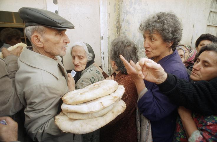 Prizor iz Tbilisija iz leta 1993, ko se je Gruzija v uvodnih letih državne samostojnosti soočala s številnimi težavami. | Foto: Guliverimage