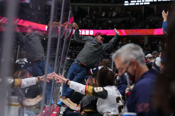Navdušenje navijačev Colorada po visoki zmagi v Denverju. | Foto: Reuters