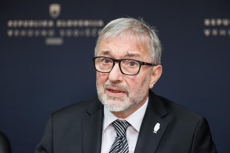 Glede njegove prijave na razpis na eno od prostih mest za ustavnega sodnika pa je dejal, da izziv vidi v nadaljevanju karierne poti, saj je ustavno sodišče vzporedno sodišče vrhovnemu. Sam je že dolga leta kontaktna točka programa Help pri Svetu Evrope, ki je usmerjen v izobraževanje pravnih strokovnjakov glede človekovih pravic. "Mimogrede pa se počutim v odlični fizični in psihični kondiciji in se mi zdi škoda, da bi moje znanje in izkušnje zapravljal nekje na vrtu in posedal," je še dejal. | Foto: STA
