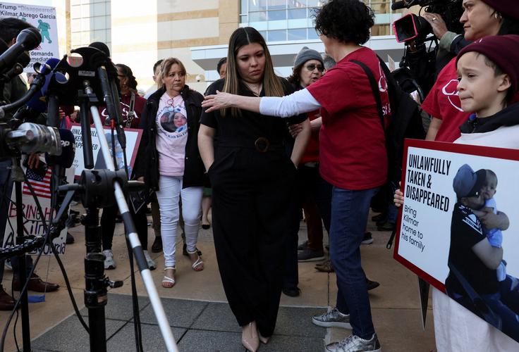 ​​​​​​​Jennifer Vasquez Sura, žena deportiranega Kilmara Abrege Garcie, po zaslišanju odhaja z okrožnega sodišča v Marylandu.  | Foto: Reuters