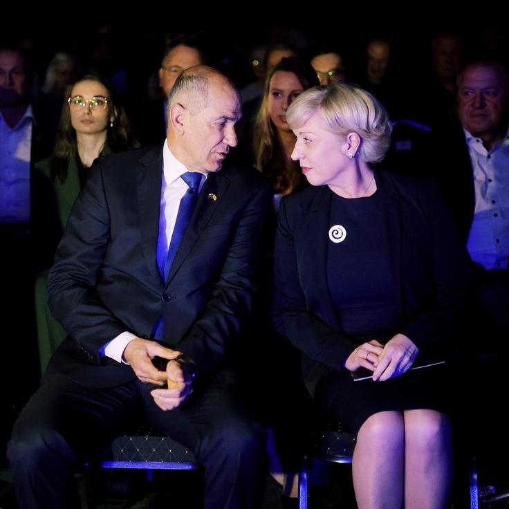 Medtem ko Janez Janša pravi, da je še vse odprto, Roman Tomc zagotavlja, da SDS ostaja trdno jedro Evropske ljudske stranke.
 | Foto: STA