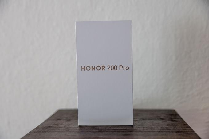 Na evropskih trgih zavojček s pametnim telefonom Honor 200 Pro ne vsebuje polnilnika. | Foto: Ana Kovač