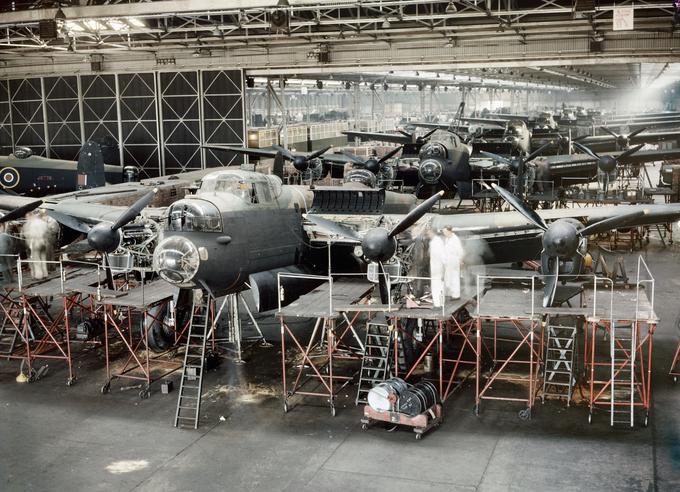 Proizvodnja bombnikov lancaster v bližini Manchestra, 1943 | Foto: Britanski Imperialni vojni muzej (IWM)