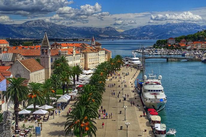 Trogir | Stara mestna jedra letovišč na Jadranu, kot je Trogir na Hrvaškem, bodo v prihodnosti zaradi podnebnih sprememb in posledičnega dviga gladine svetovnih morij atrakcija samo še za potapljače, piše hrvaški medij Express. | Foto Pixabay