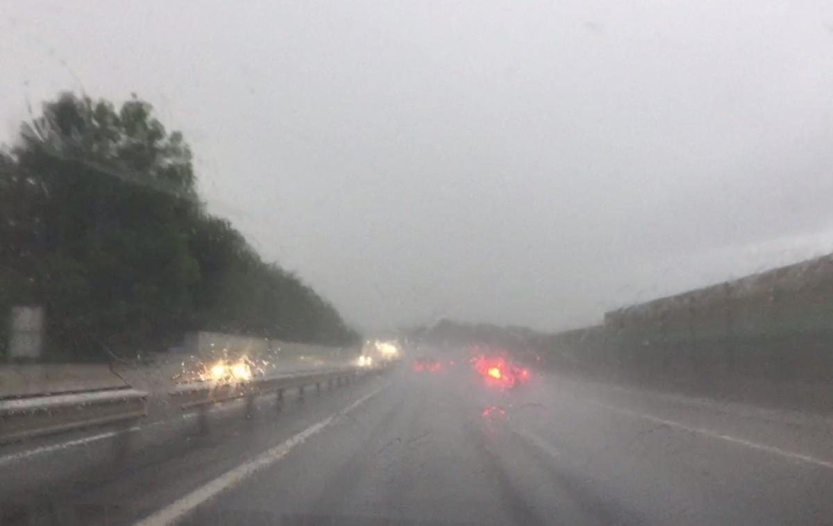 Dež Štajerska avtocesta | Zaradi ogleda in odpravljanja posledic je bila štajerska avtocesta v smeri Celja zaprta približno eno uro in pol. | Foto printscreen