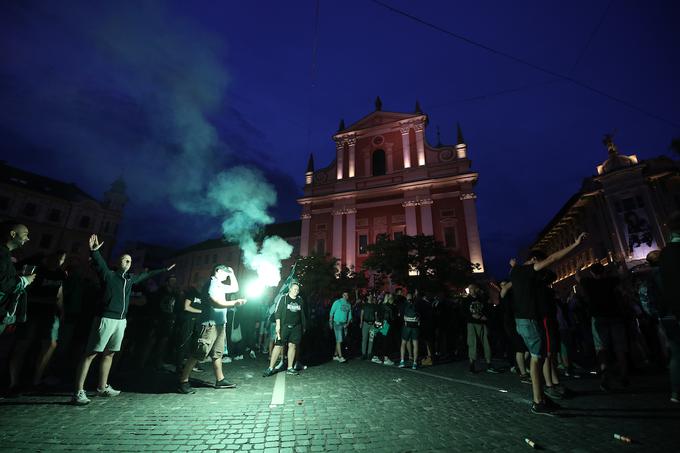 Rajanje navijačev Olimpije v noči na ponedeljek v središču Ljubljane. | Foto: Sportida