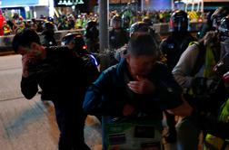 V Hongkongu ob božiču znova spopadi med protestniki in policijo