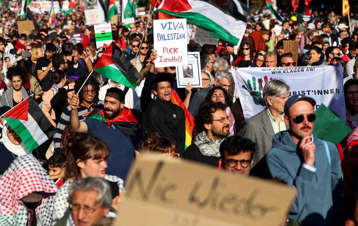 Berlin, protest, protestniki, podpora, Gaza, Palestina | Glavni del shoda se je začel ob 17. uri, dogajanje se bo z nastopi glasbenikov nadaljevalo do poznega večera. | Foto Reuters