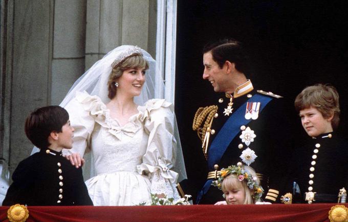 Princesa Diana in princ Charles na balkonu na poročni dan leta 1981. | Foto: Reuters