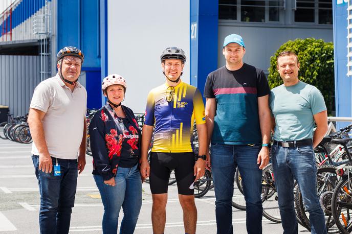 kolesarjenje v službo | Sodelavci podjetja KANSAI HELIOS Slovenija so letos skupaj prevozili 2.206 kilometrov. Za vsak prevoženi kilometer bo podjetje Centru za izobraževanje, rehabilitacijo in usposabljanje Kamnik doniralo za 1 kvadratni meter notranje zidne barve. | Foto KANSAI HELIOS Slovenija