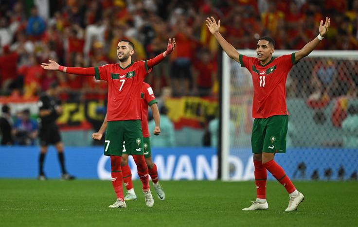 Maroko je presenetil že v skupinskem delu, kjer je prehitel tako Hrvaško kot tudi Belgijo, nato pa se je pravljica severnoafriške države nadaljevala. Maročani so v četrtfinalu presenetili Portugalsko (1:0) in spravili v solze Cristiana Ronalda. Mnogi so pomislili, da je bil to njegov zadnji mundial, a kapetan Portugalske še ni rekel zadnje. Nastopil bo tudi letos. Pri 41 letih.  | Foto: Reuters