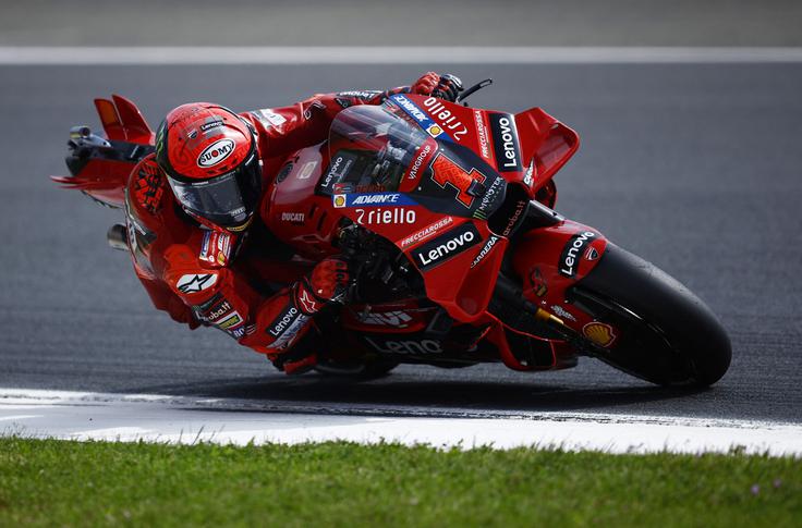 Francesco Bagnaia in še več drugih dirkačev z Ducatijem prevladuje v prvenstvu motoGP. | Foto: Reuters