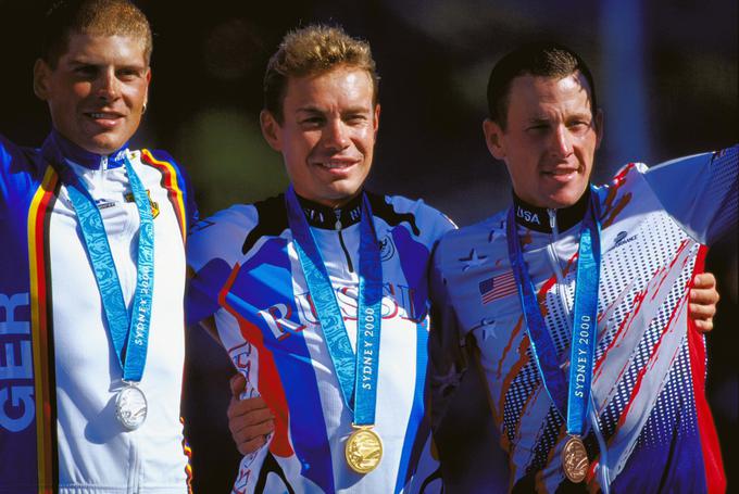Armstrong je bronasto medaljo z olimpijskega kronometra v Sydneyju leta 2000 zaradi uporabe dopinga vrnil Mednarodnemu olimpijskemu komiteju, medtem ko je Ullrcih, drugi v kronometru in prvi v cestni dirki, to zavrnil. | Foto: Getty Images