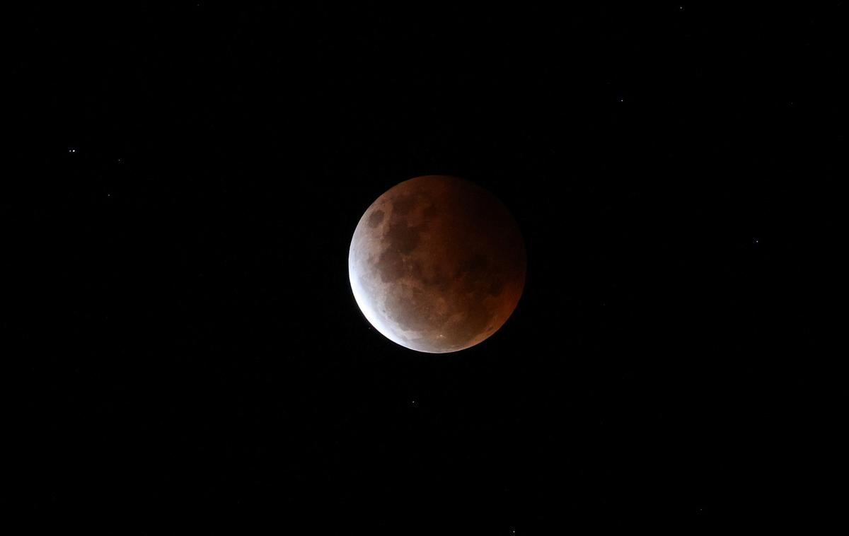 luna | Luna bo zjutraj zakrila Mars. | Foto Reuters
