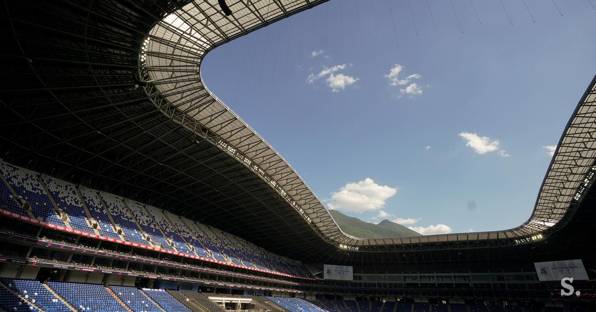 Robotkutyák a pálya szélén: Így vigyáznak ránk a fémdobbermanok a 2026-os focivébén