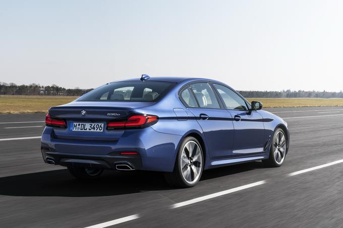 BMW sledi načrtom elektrifikacije, zato je vsak motor v seriji 5 opremljen s tehnologijo blagega hibrida. | Foto: BMW