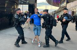 Pariška policija se je opravičila za uporabo solzivca