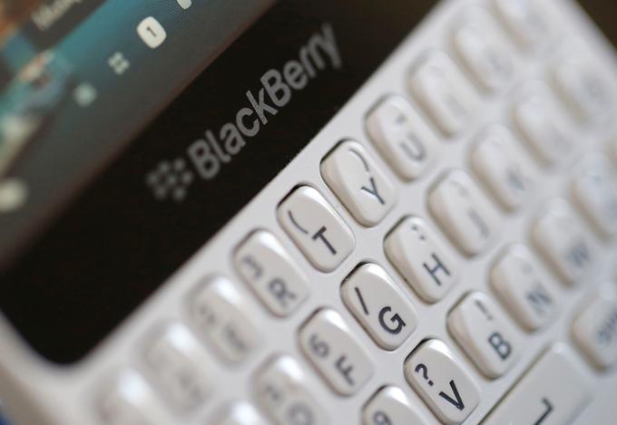 BlackBerry je pred dobrim desetletjem dominiral tako rekoč vse znamke razen Nokie, a nikjer drugje ni bil priljubljen tako zelo kot na poslovnem trgu. Kdor je v službo hodil v pisarno, je preprosto moral imeti BlackBerry. To je bil tudi čas, ko se je pravi globalni prehod s fizičnih tipkovnic na virtualne in s tem na zaslone na dotik šele dobro začenjal. BlackBerryji so ponujali najboljše iz obeh svetov, zato so bili za mnoge uporabnike logična izbira.  | Foto: Reuters