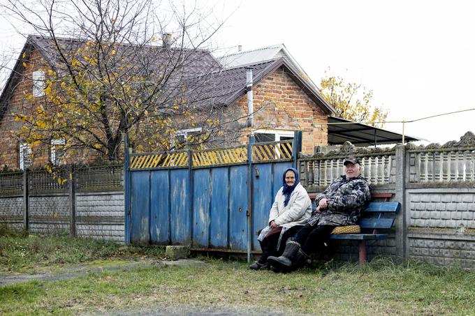 Na podeželju je bilo opaziti večinoma starejše prebivalce ali otroke, medtem ko srednje generacije skorajda ni.  | Foto: Ana Kovač