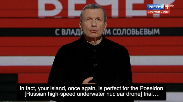 Ruski podporniki vojne v Ukrajini informacije o geopolitičnem dogajanju primarno dobijo na ruski (državni) televiziji, kjer slavni voditelj Vladimir Solovjov tako rekoč vsak teden poziva k napadom z jedrskim orožjem na zahodne države in Ukrajino. | Foto: Profimedia