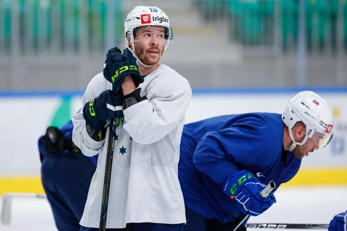 slovenska hokejska reprezentanca | Slovenska hokejska reprezentanca je v ponedeljek prispela v Uppsalo, kjer bo ob 17.40 odigrala zadnjo pripravljalno tekmo na svetovno prvenstvo, ki ga bo v soboto zgodaj popoldne začela v Stockholmu. | Foto Aleš Fevžer