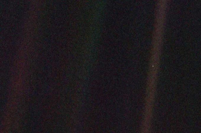 14. februarja 1990 jo je med zapuščanjem Osončja "škljocnilo" raziskovalno vesoljsko plovilo Voyager 1. Zemlja je na fotografiji vidna kot svetla pika v sončnem žarku, tako majcena, da ne zavzema niti ene slikovne pike oziroma piksla. Fotografija se imenuje Bleda modra pika, največ zaslug za njen nastanek pa gre astronomu Carlu Saganu, ki je Naso prepričal, naj kamero na Voyagerju 1 vendarle še enkrat obrne proti našemu planetu. | Foto: 