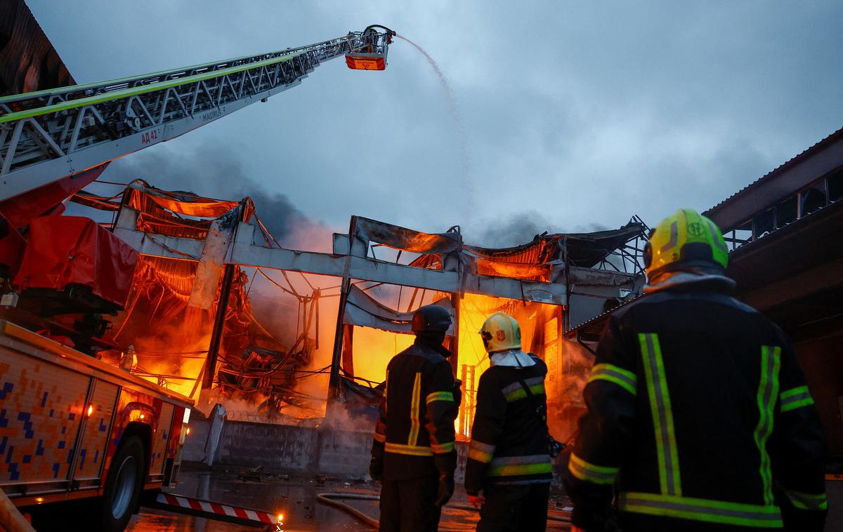 Kijev, napad | Ukrajina se še naprej sooča z rednimi ruskimi napadi, medtem ko ji zavezniki obljubljajo dodatno finančno in vojaško podporo. | Foto Reuters