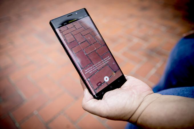 "Že v pametnem telefonu Note 9 imamo posebne funkcije, kot je na primer vodno hlajenje, ki podaljšujejo trajanje akumulatorja. Zavedamo se, da je to ključna zahteva in da uporabniki ne želijo stresa, ali bo akumulator zdržal ali ne." | Foto: Ana Kovač
