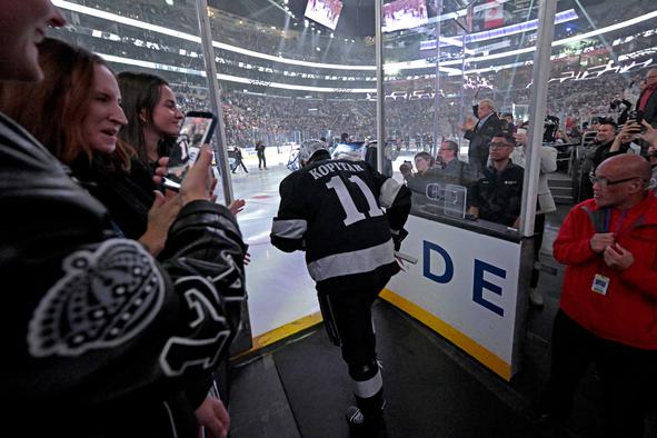 Anže Kopitar se je vrnil na led in z ekipo odpotoval na gostovanja