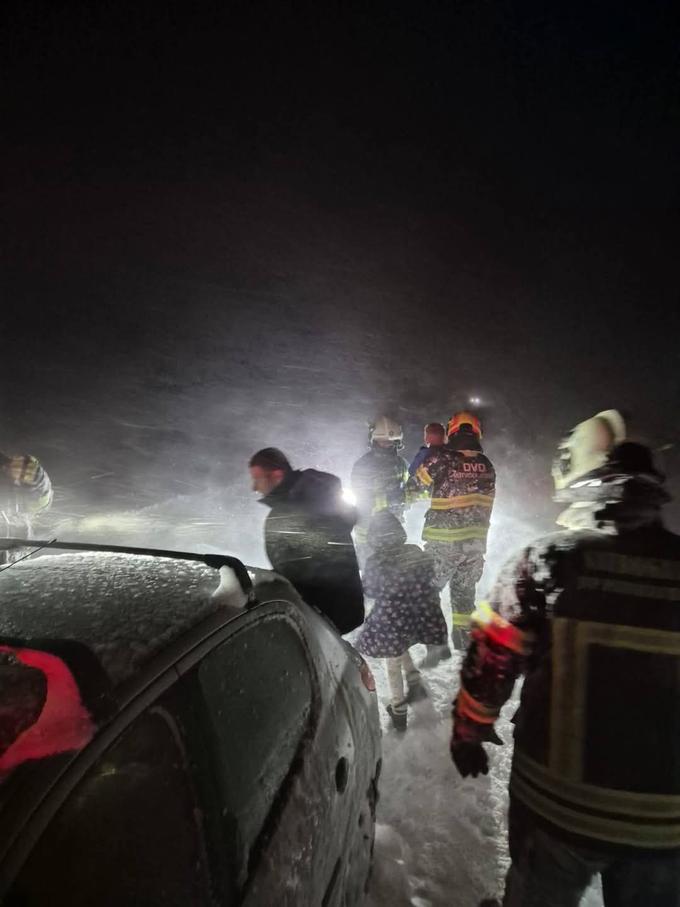 "Marsikje smo se morali zaradi visokih snežnih zametov in vetra, ki je oteževal gibanje, prebijati peš, sneg pa je bil globok tudi več deset centimetrov," je na Facebooku sporočila gasilska enota Plitviških jezer. | Foto: Facebook/JVP Plitvička jezera