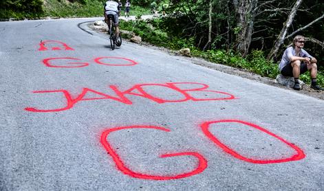 V živo: kolesarji se vzpenjajo na Golte, Mihael Štajnar in Anže Skok izpadla iz ubežne skupine