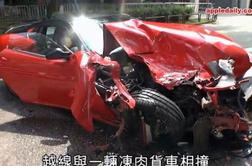 Izmikal se je živali in čelno trčil v tovornjak, ferrari 599 GTB uničen