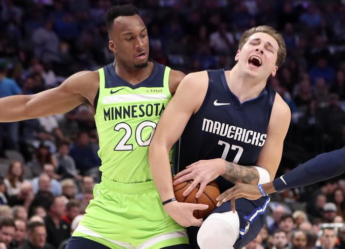 Luko Dončića je pokrival tudi Josh Okogie. | Foto: Reuters