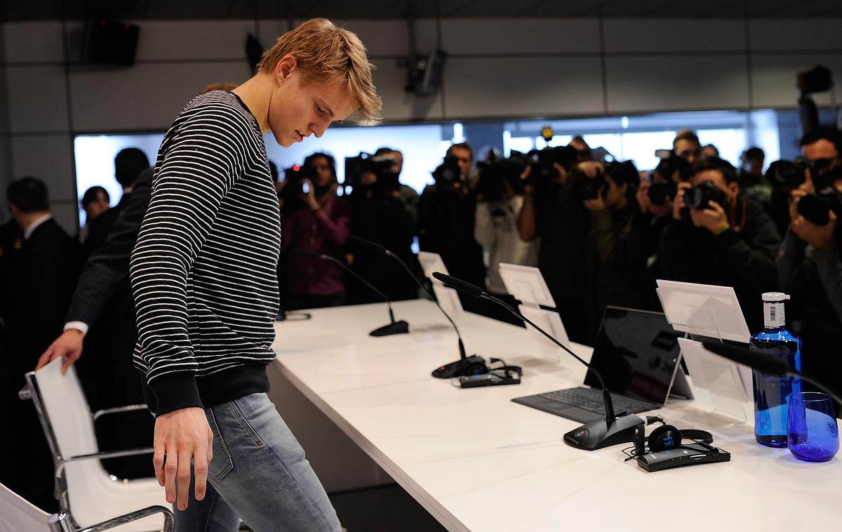 Martin Odegaard | Takole je januarja 2015 Martin Odegaard sedel pred množico novinarjev ob predstavitvi pri Realu v Madridu. | Foto Getty Images