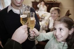 Pri kateri starosti se Slovenke in Slovenci prvič napijejo? (video)