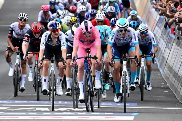 Tretja etapna zmaga za Pedersena na Giru, ki je povečal prednost pred Rogličem #video