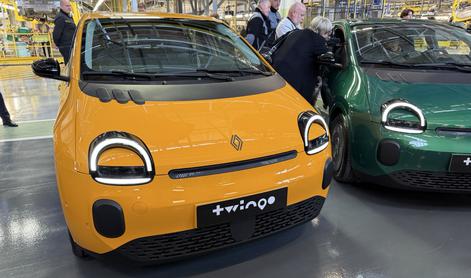 Za stenami Revoza: burno dopoldne, ob 14. uri pa konec dela. Bo kmalu res drugače? #video