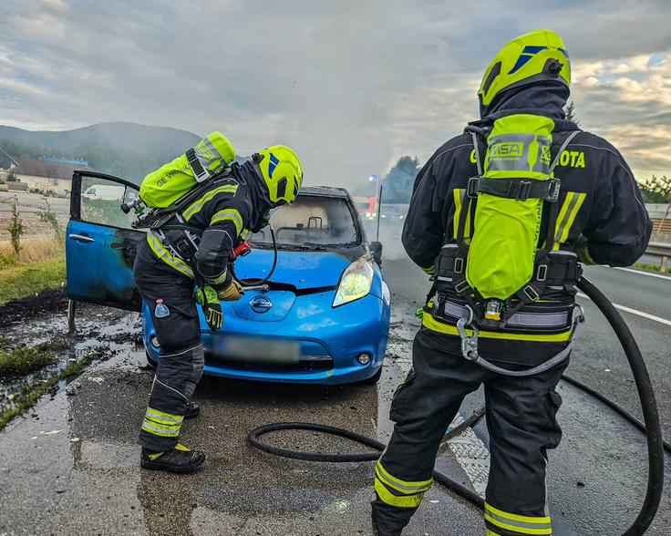 Gasilci so avto prelili z vodo.  | Foto: PGD Vrhnika/FB